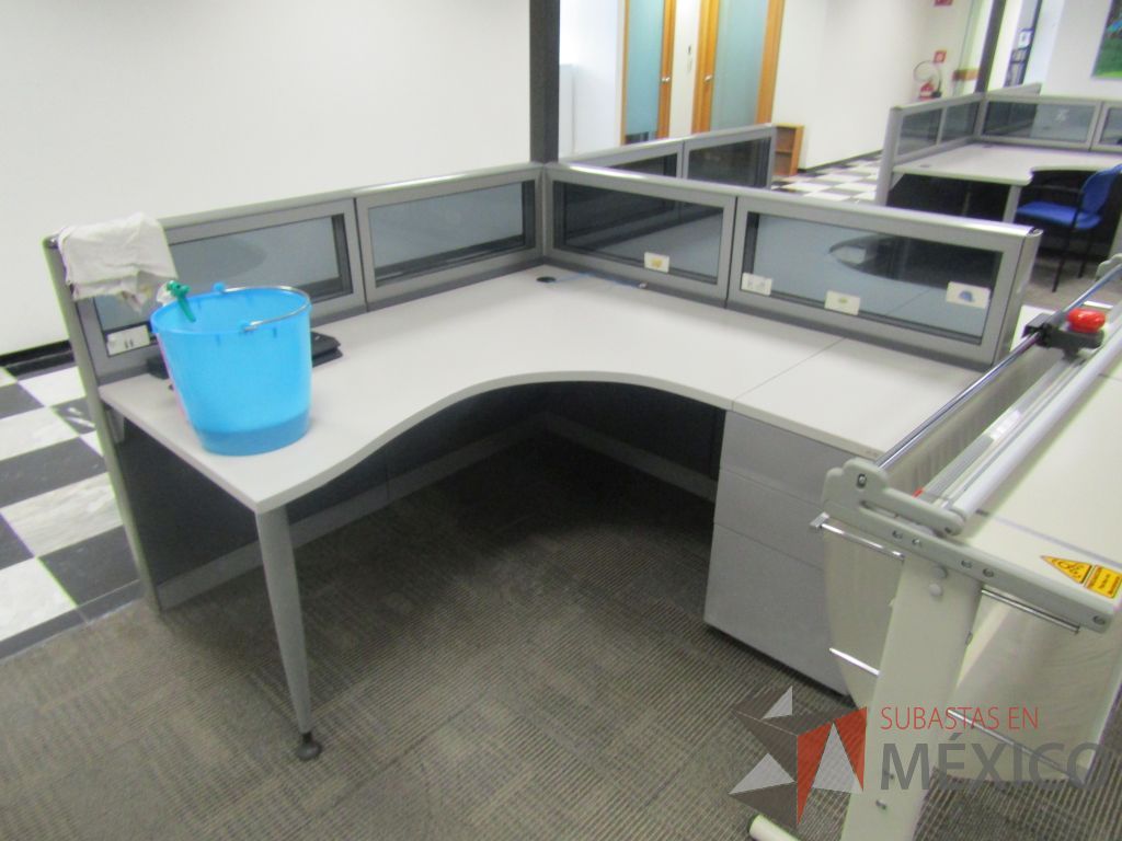 Lote 079 - Estación de trabajo lineal para 2 personas, mampara baja con vidrio, con 2 archiveros de pedestal de 3 cajones - Steelcase - Imagen 4