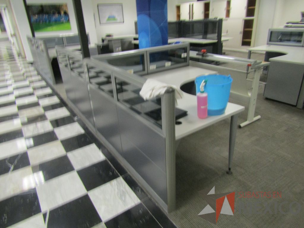 Lote 079 - Estación de trabajo lineal para 2 personas, mampara baja con vidrio, con 2 archiveros de pedestal de 3 cajones - Steelcase - Imagen 5