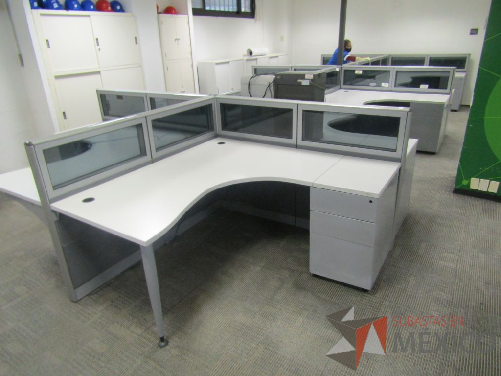 Lote 080 - Estación de trabajo lineal para 10 personas, mampara baja con vidrio, con 10 archiveros de pedestal de 3 cajones - Steelcase - Imagen 2