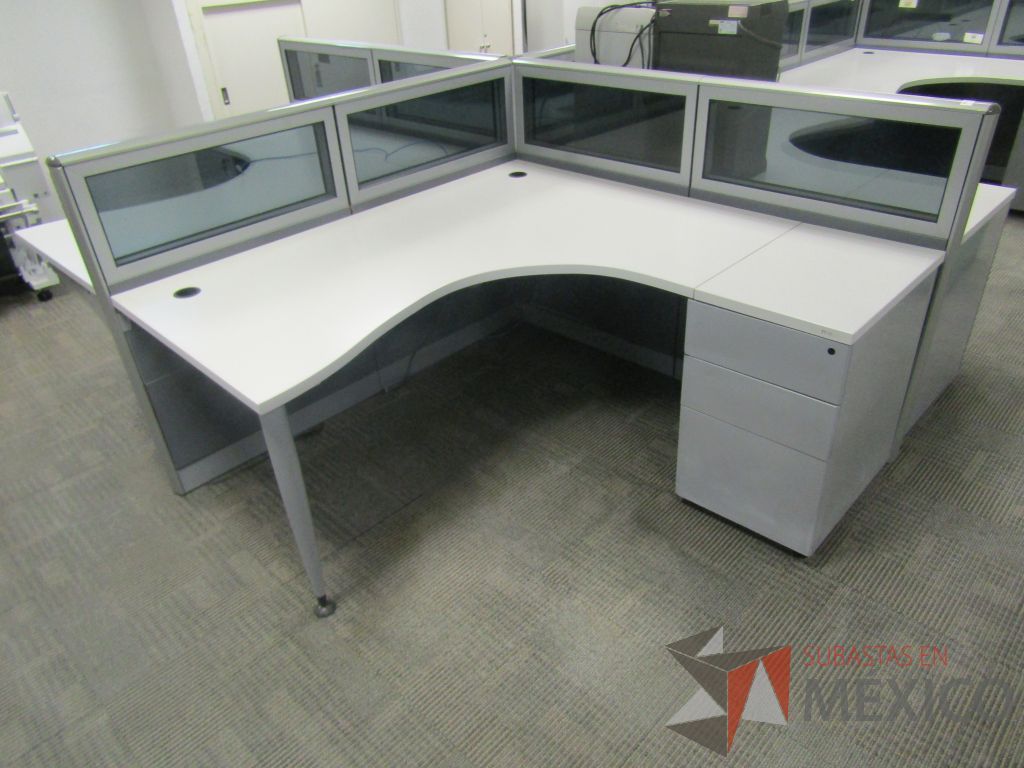 Lote 080 - Estación de trabajo lineal para 10 personas, mampara baja con vidrio, con 10 archiveros de pedestal de 3 cajones - Steelcase - Imagen 3