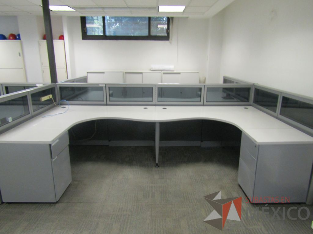 Lote 080 - Estación de trabajo lineal para 10 personas, mampara baja con vidrio, con 10 archiveros de pedestal de 3 cajones - Steelcase - Imagen 6