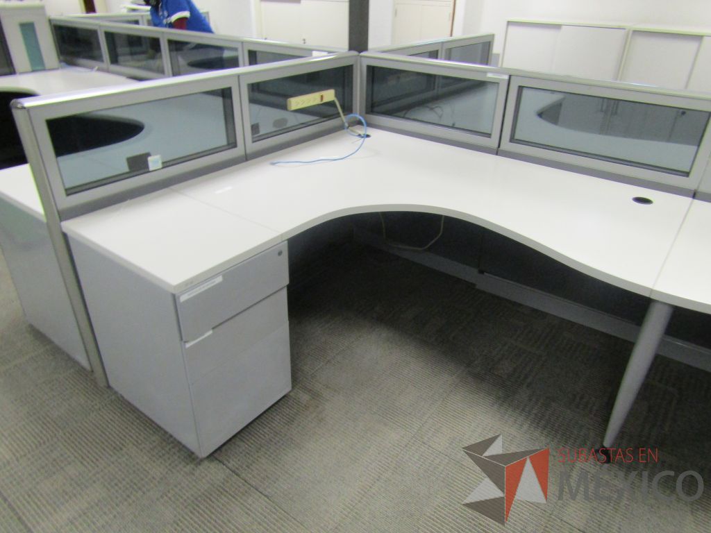 Lote 080 - Estación de trabajo lineal para 10 personas, mampara baja con vidrio, con 10 archiveros de pedestal de 3 cajones - Steelcase - Imagen 7