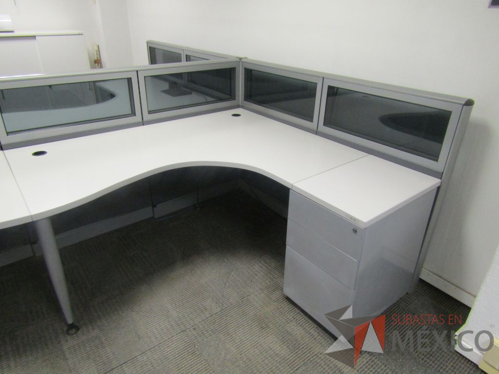 Lote 080 - Estación de trabajo lineal para 10 personas, mampara baja con vidrio, con 10 archiveros de pedestal de 3 cajones - Steelcase - Imagen 8