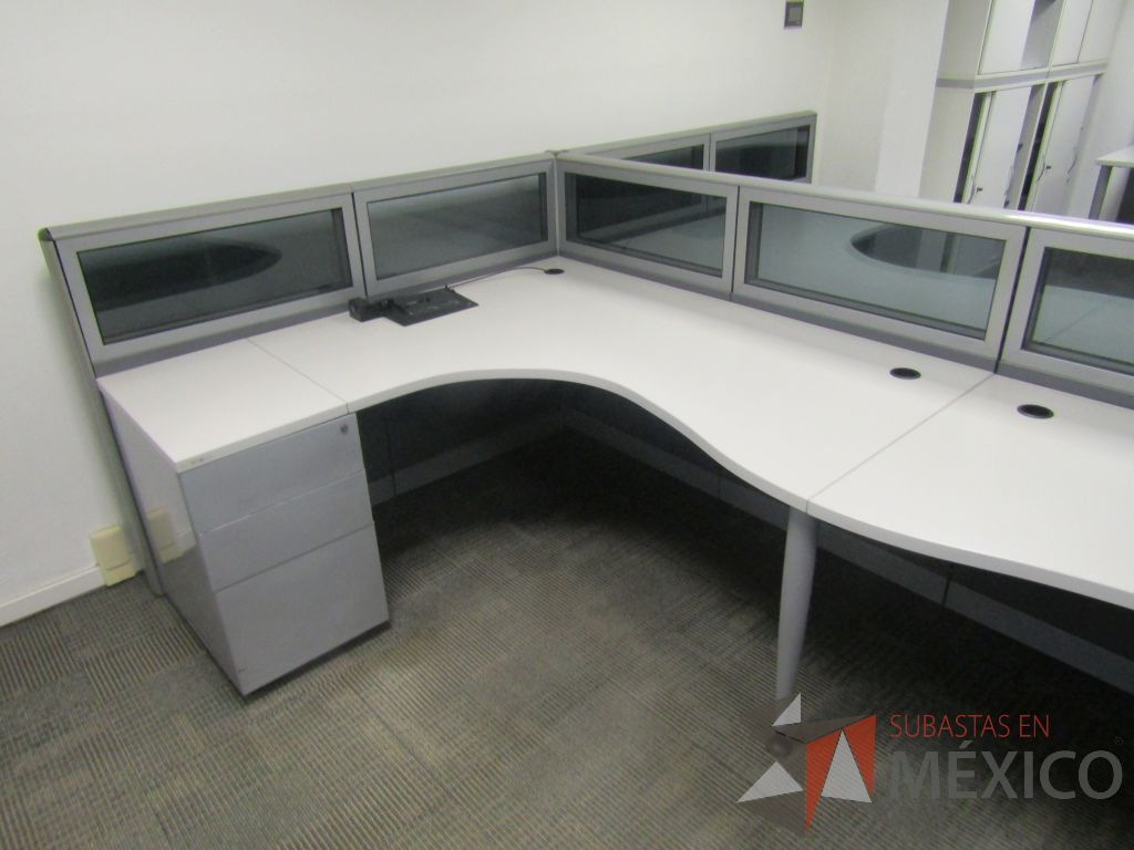 Lote 080 - Estación de trabajo lineal para 10 personas, mampara baja con vidrio, con 10 archiveros de pedestal de 3 cajones - Steelcase - Imagen 10