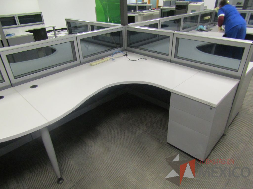 Lote 080 - Estación de trabajo lineal para 10 personas, mampara baja con vidrio, con 10 archiveros de pedestal de 3 cajones - Steelcase - Imagen 11