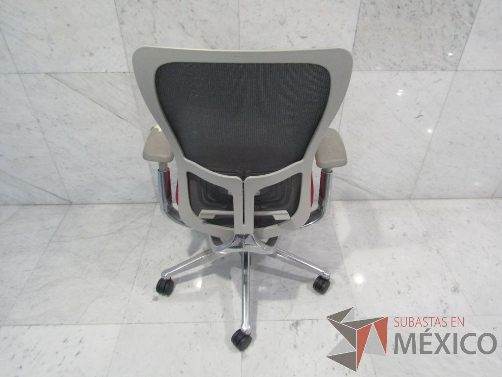 Lote 051 - Silla ejecutiva con ruedas, respaldo en malla y asiento en tela color rojo - Imagen 4
