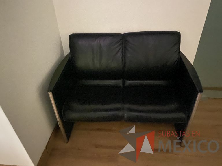 Lote 003 - Sillón de 2 plazas con asiento y respaldo tipo piel color negro - Imagen 3