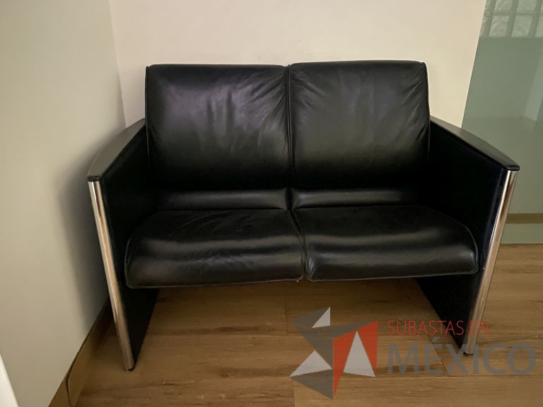 Lote 003 - Sillón de 2 plazas con asiento y respaldo tipo piel color negro - Imagen 4