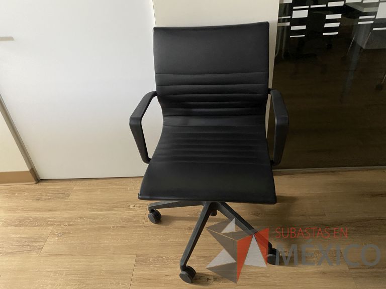 Lote 092 - 2 Sillas operativas con ruedas, descansabrazos, asiento y respaldo tipo piel color negro