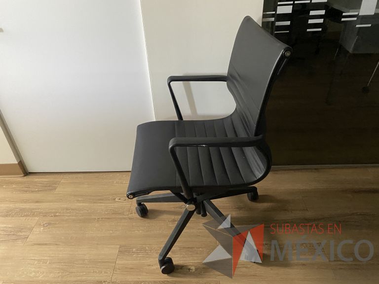 Lote 092 - 2 Sillas operativas con ruedas, descansabrazos, asiento y respaldo tipo piel color negro - Imagen 2