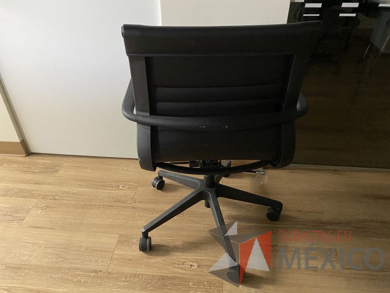 Lote 092 - 2 Sillas operativas con ruedas, descansabrazos, asiento y respaldo tipo piel color negro - Imagen 3