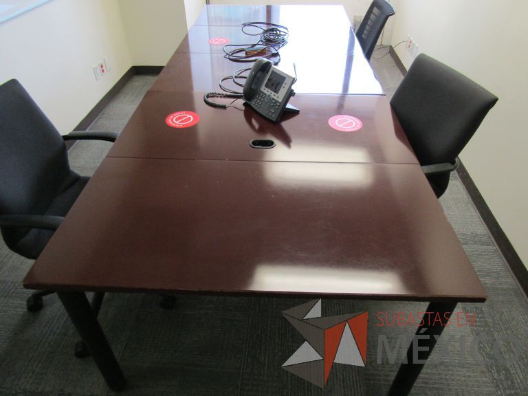 Lote 017 - Mesa de sala de juntas para 8 personas, conformada por 5 cubiertas - Imagen 4