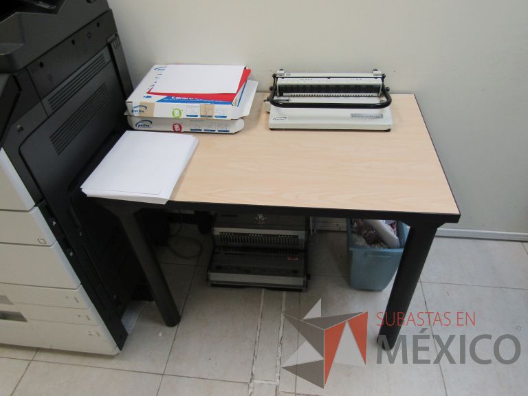 Lote 034 - Mesa de apoyo cubierta color madera - Imagen 2