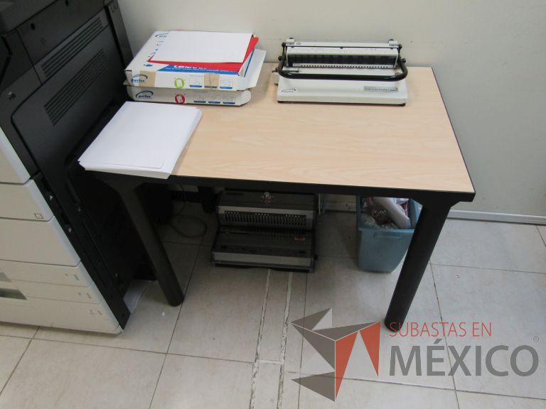 Lote 034 - Mesa de apoyo cubierta color madera