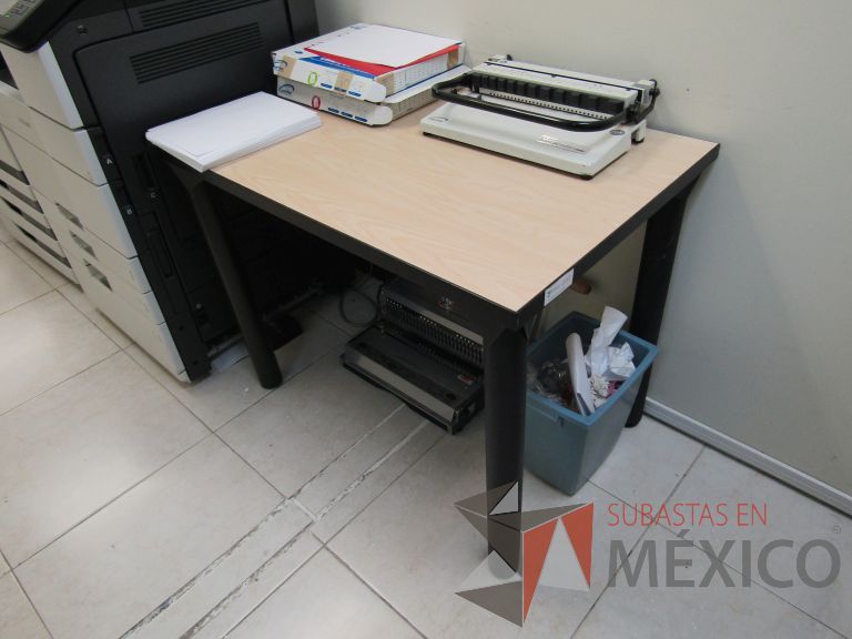Lote 034 - Mesa de apoyo cubierta color madera - Imagen 3