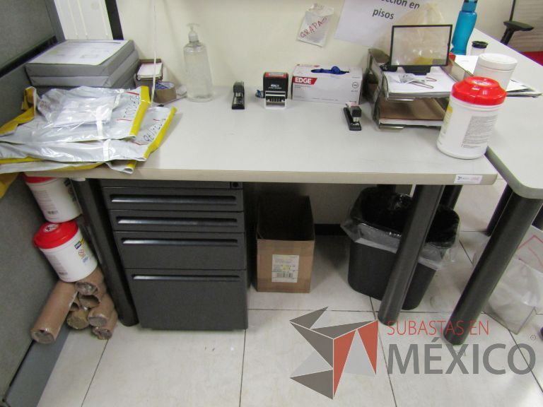 Lote 036 - Mesa de trabajo con 1 archivero de 3 cajones