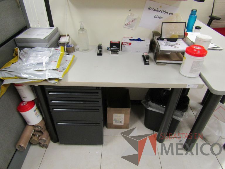 Lote 036 - Mesa de trabajo con 1 archivero de 3 cajones - Imagen 2