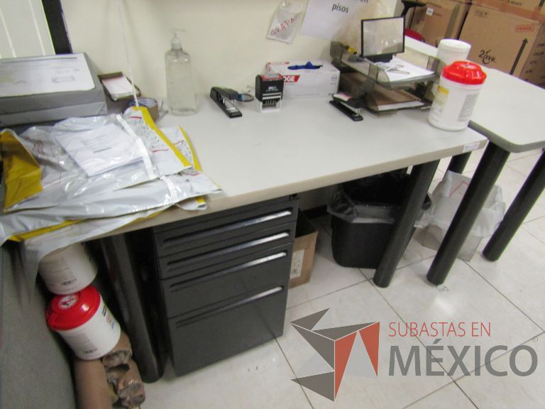 Lote 036 - Mesa de trabajo con 1 archivero de 3 cajones - Imagen 3