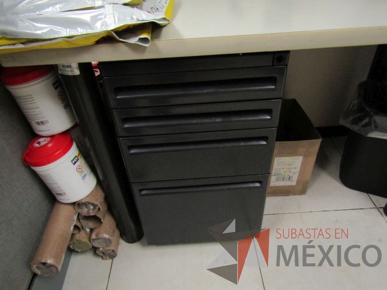 Lote 036 - Mesa de trabajo con 1 archivero de 3 cajones - Imagen 4