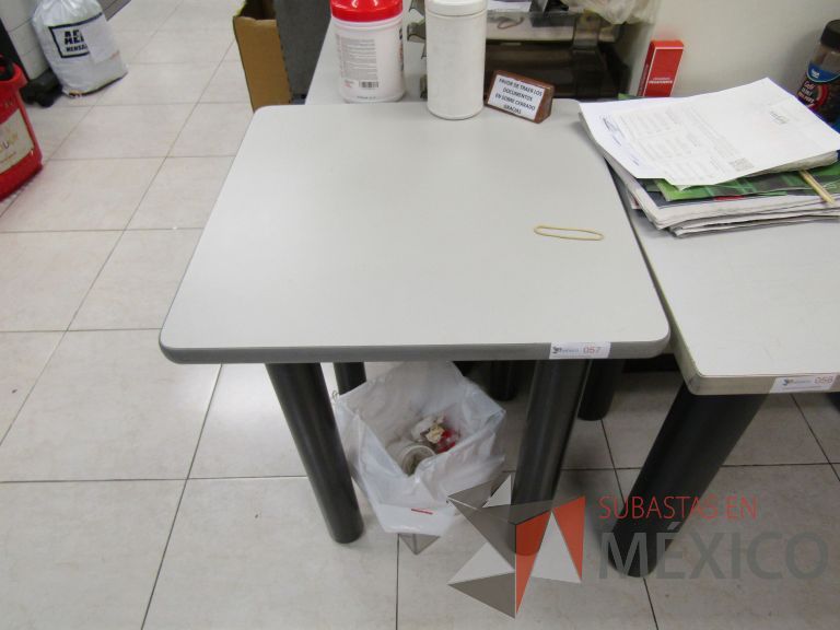 Lote 037 - Mesa de trabajo