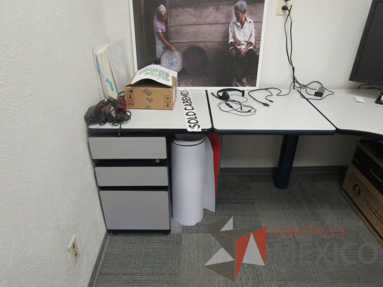 Lote 042 - Escritorio en escuadra con archivero de pedestal 3 cajones - Imagen 3