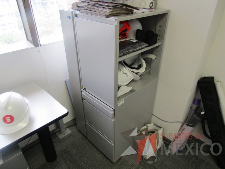 Lote 046 - Gabinete con 3 cajones, 2 puertas y 1 entrepaño