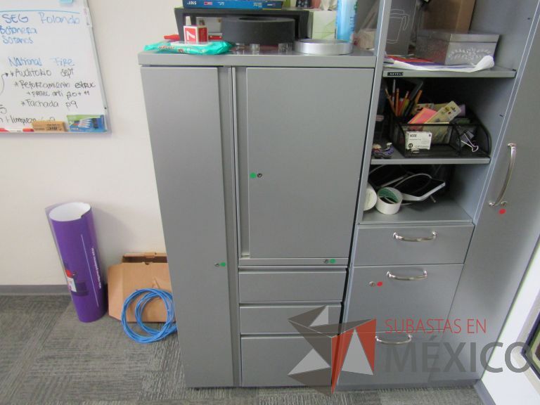 Lote 045 - Gabinete con 3 cajones, y 2 puertas