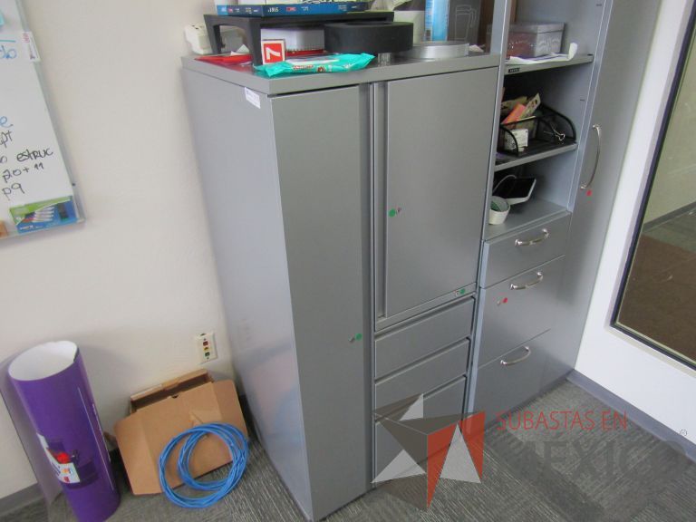 Lote 045 - Gabinete con 3 cajones, y 2 puertas - Imagen 3