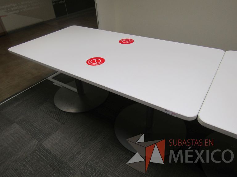 Lote 062 - 2 Mesas de trabajo, patas metálicas y cubierta color blanco - Imagen 2