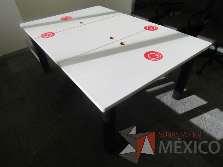 Lote 065 - Mesa de sala de juntas para 6 personas, conformada con 3 cubiertas