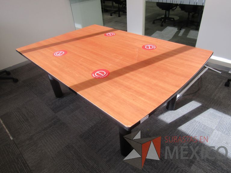 Lote 066 - Mesa de sala de juntas para 6 personas cubierta color madera - Imagen 2