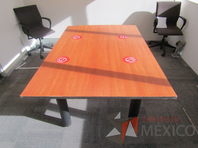 Lote 066 - Mesa de sala de juntas para 6 personas cubierta color madera - Imagen 4