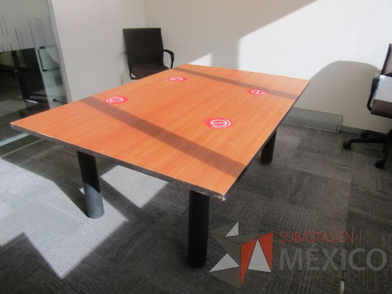 Lote 066 - Mesa de sala de juntas para 6 personas cubierta color madera