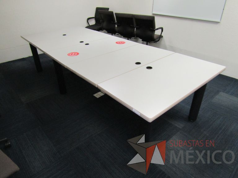 Lote 070 - Mesa de sala de juntas para 8 personas, conformada por 5 cubiertas