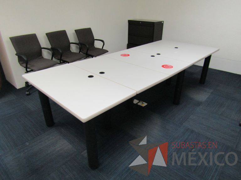Lote 070 - Mesa de sala de juntas para 8 personas, conformada por 5 cubiertas - Imagen 3