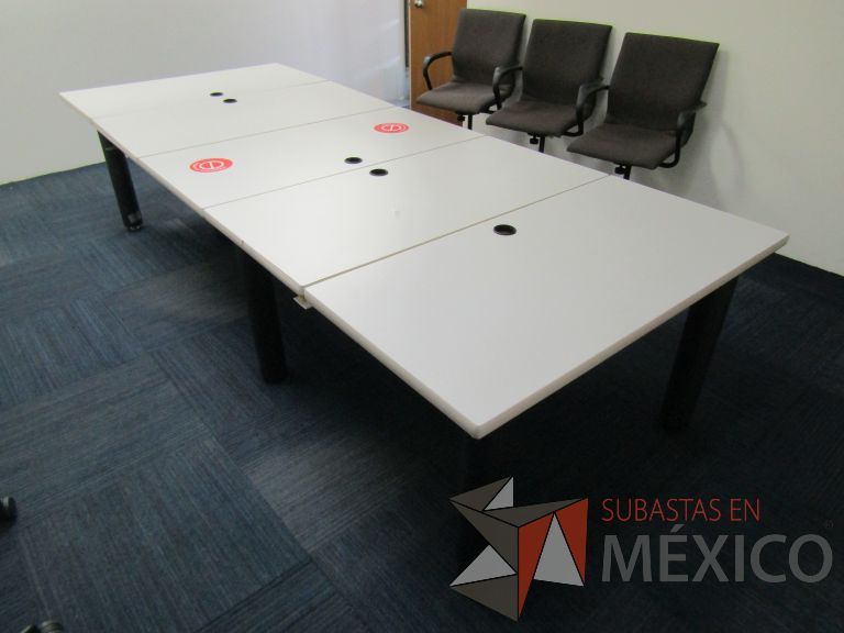 Lote 070 - Mesa de sala de juntas para 8 personas, conformada por 5 cubiertas - Imagen 4