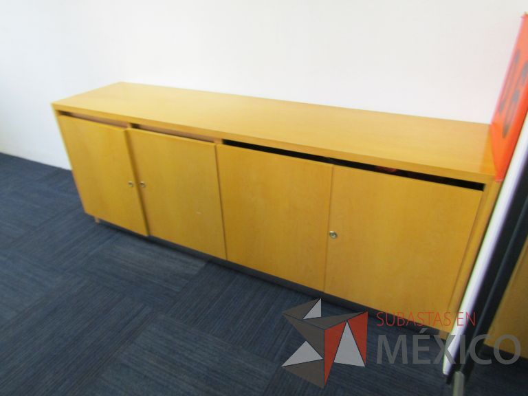 Lote 077 - Credenza con 4 puertas , 2 entrepaños y 1 cajón - Imagen 2