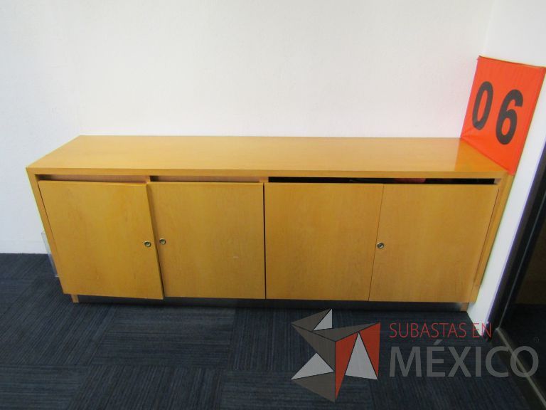 Lote 077 - Credenza con 4 puertas , 2 entrepaños y 1 cajón