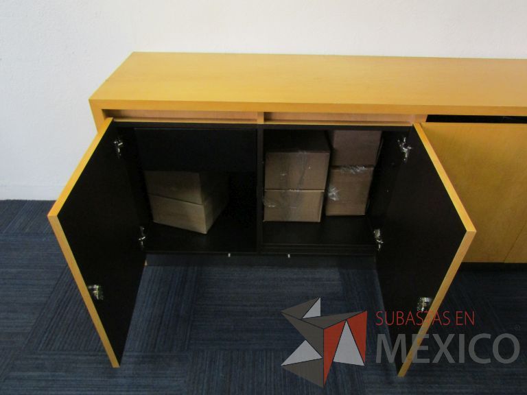 Lote 077 - Credenza con 4 puertas , 2 entrepaños y 1 cajón - Imagen 3