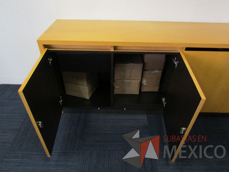 Lote 077 - Credenza con 4 puertas , 2 entrepaños y 1 cajón - Imagen 4