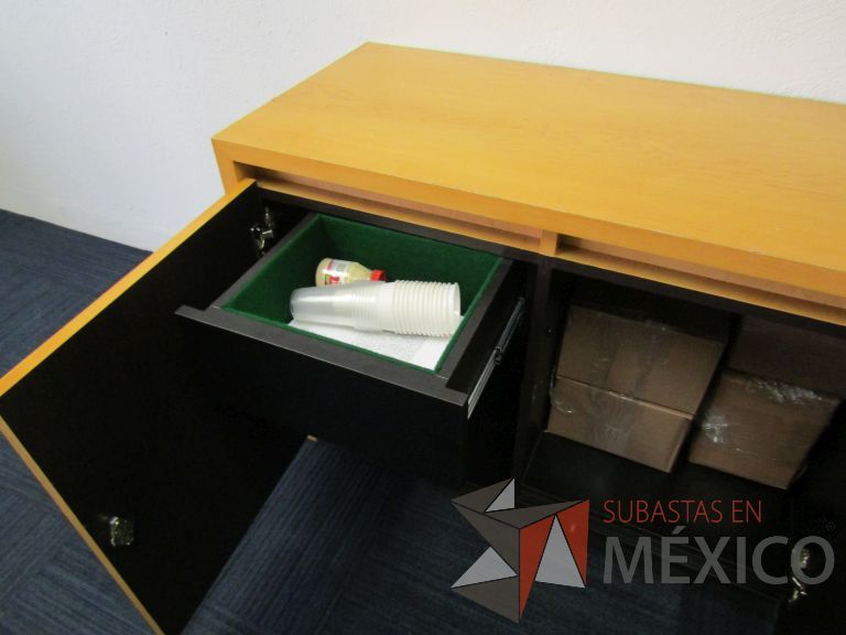 Lote 077 - Credenza con 4 puertas , 2 entrepaños y 1 cajón - Imagen 5