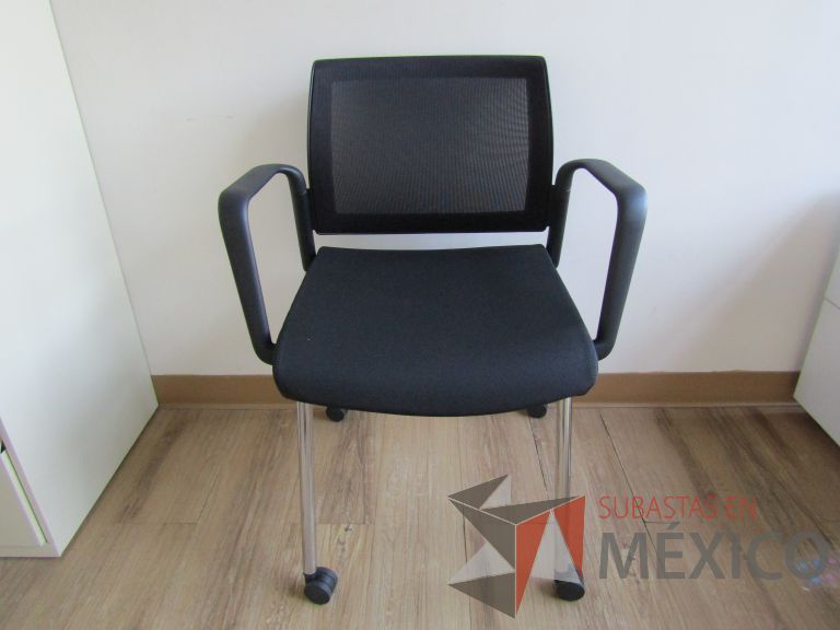 Lote 084 - 2 Sillas de visita con ruedas, descansa brazos, asiento en tela y respaldo en malla color negro
