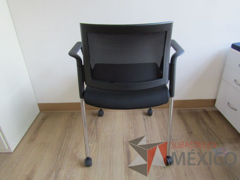 Lote 084 - 2 Sillas de visita con ruedas, descansa brazos, asiento en tela y respaldo en malla color negro - Imagen 4