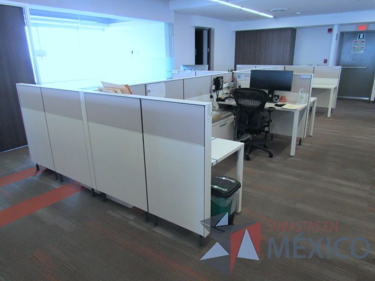 Lote 003 - Estación de trabajo para 8 personas con mampara baja - Imagen 3
