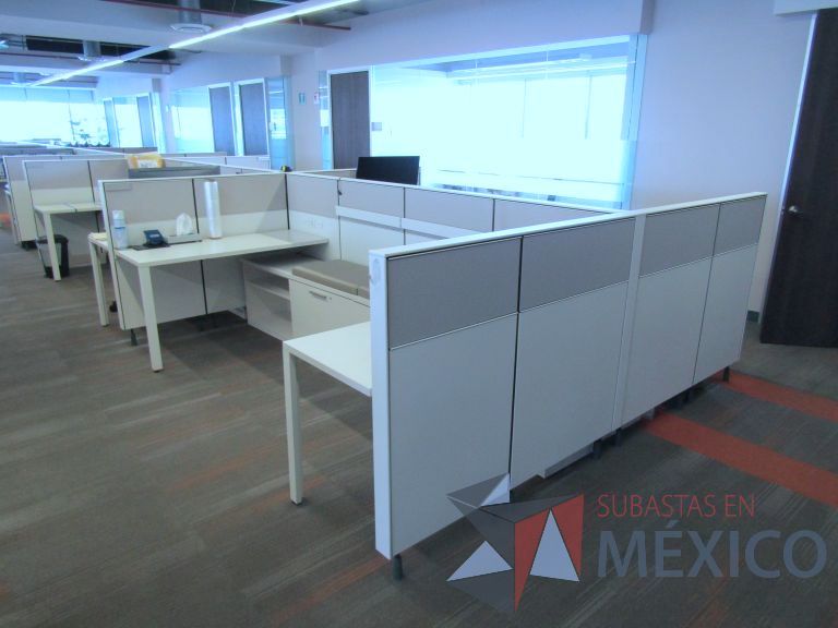 Lote 003 - Estación de trabajo para 8 personas con mampara baja