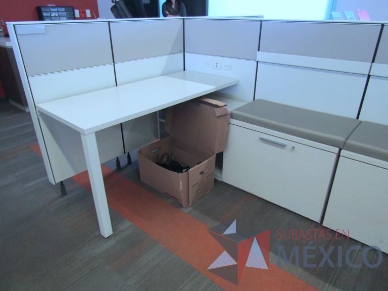 Lote 004 - Estación de trabajo para 8 personas con mampara baja - Imagen 6