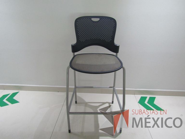 Lote 014 - Mesa alta con 2 Sillas Herman Miller - Imagen 7