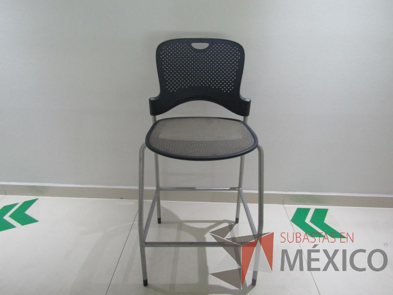 Lote 014 - Mesa alta con 2 Sillas Herman Miller - Imagen 8