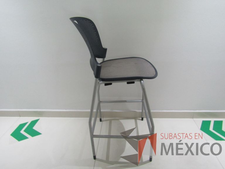 Lote 014 - Mesa alta con 2 Sillas Herman Miller - Imagen 10