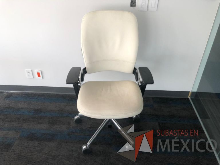 Lote 173 - Silla ejecutiva con ruedas, descansabrazos, asiento y respaldo en piel color beige